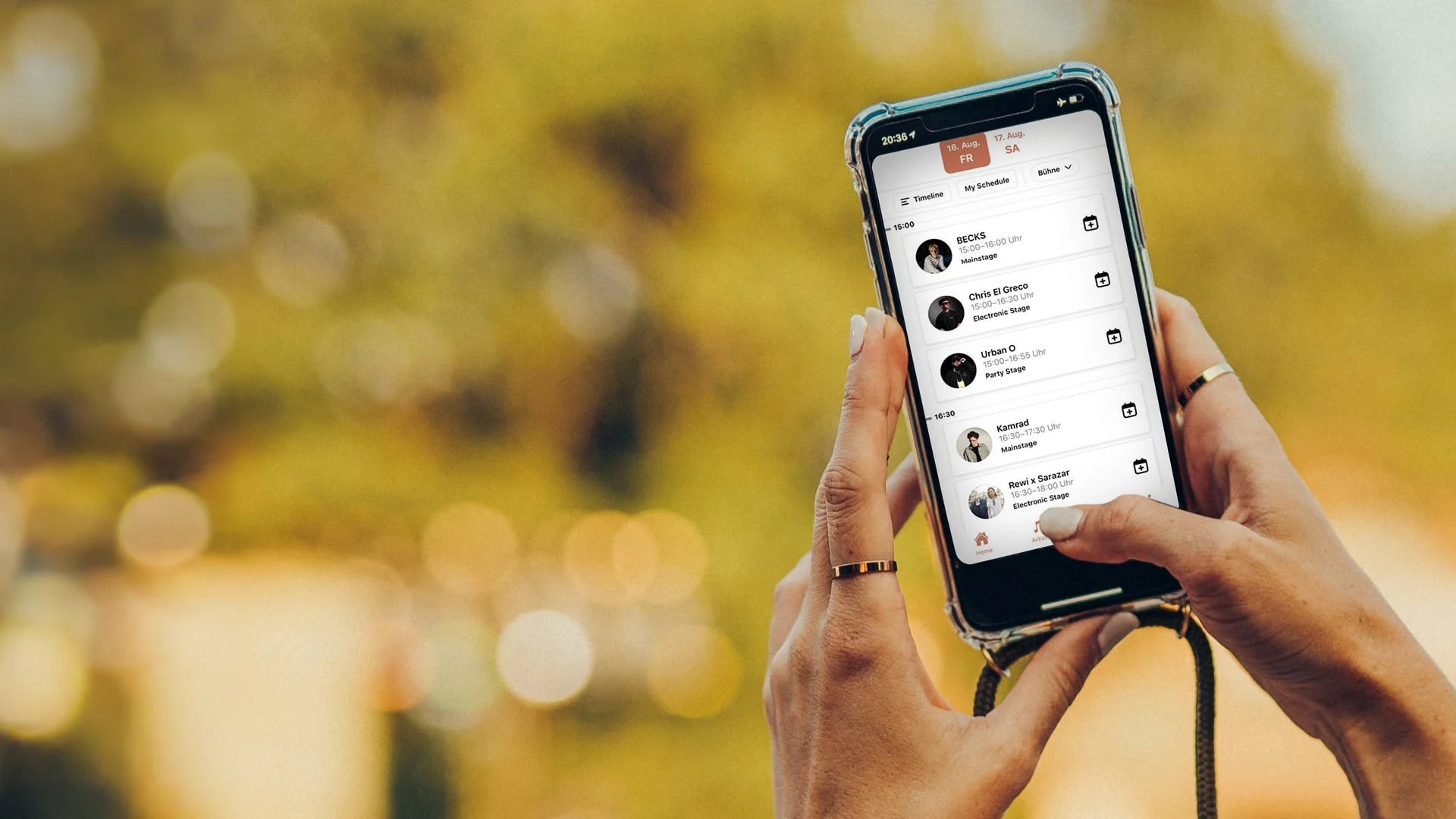 Eine Person hält ein Smartphone in der Hand, auf dem die San Hejmo App geöffnet ist.